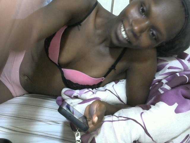 PrettyOne1 live cam on BongaCams