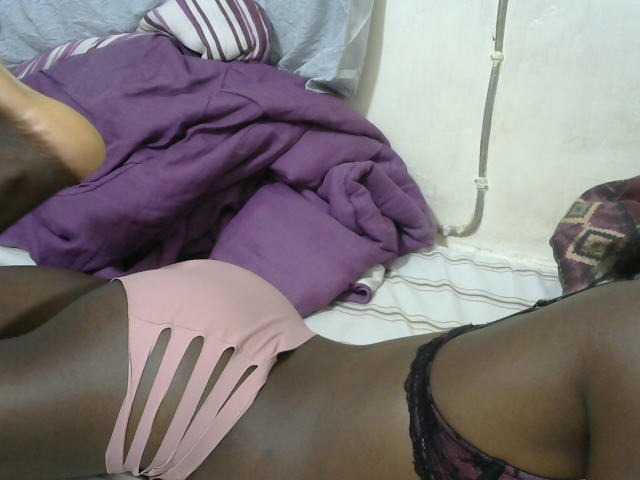 PrettyOne1 live cam on BongaCams