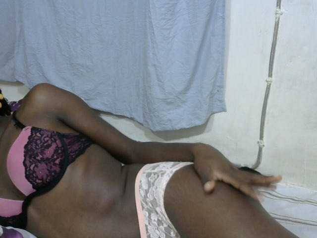 PrettyOne1 live cam on BongaCams