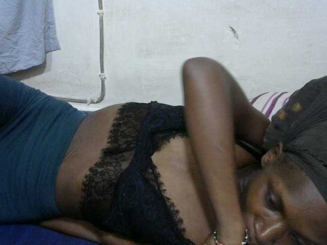 PrettyOne1 live cam on BongaCams
