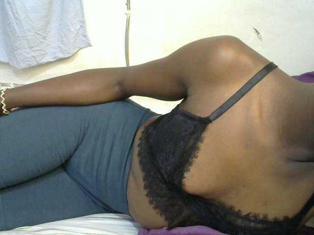 PrettyOne1 live cam on BongaCams