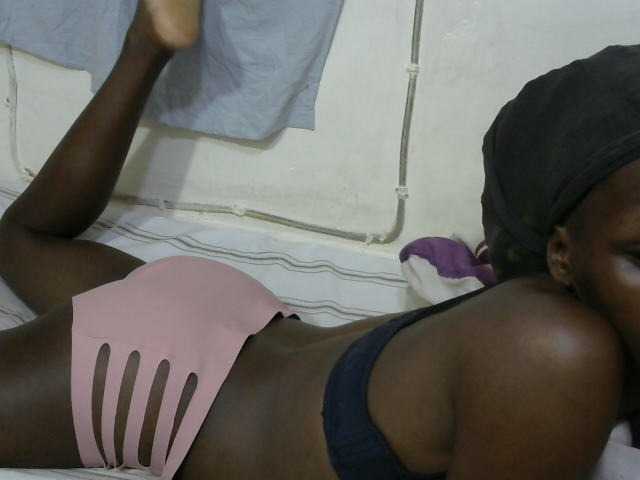 PrettyOne1 live cam on BongaCams