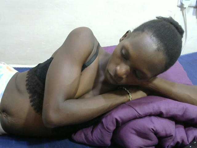 PrettyOne1 live cam on BongaCams