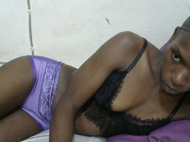 PrettyOne1 live cam on BongaCams