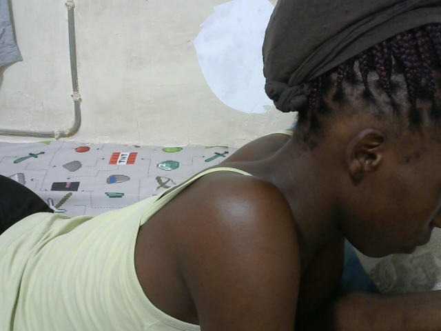 Chat with PrettyOne1 live cam