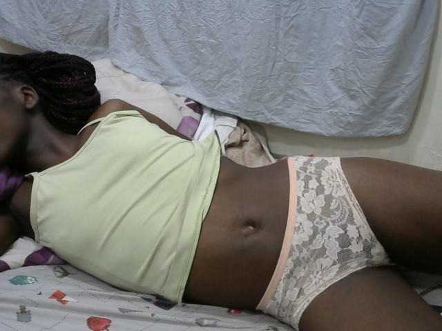 PrettyOne1 live cam on BongaCams
