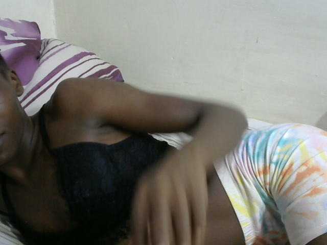 PrettyOne1 live cam on BongaCams