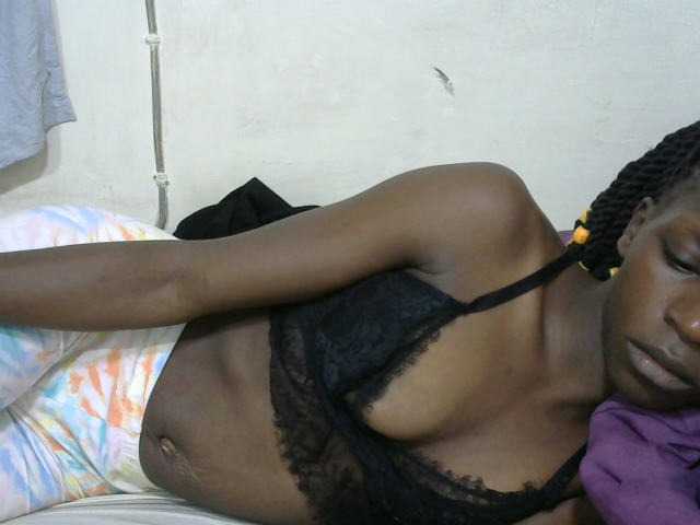 PrettyOne1 live cam on BongaCams