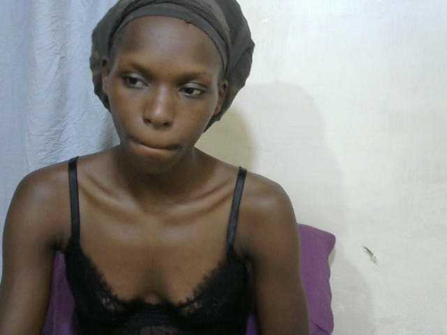 PrettyOne1 live cam on BongaCams