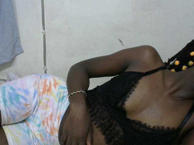 PrettyOne1 live cam on BongaCams