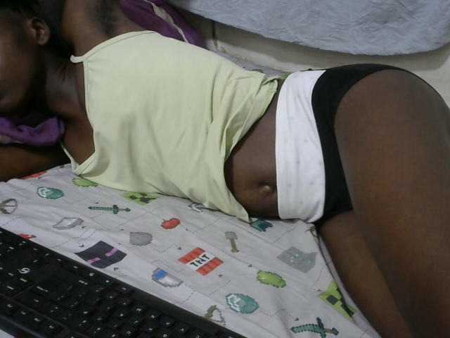 le modèle PrettyOne1 est en webcam porno dans un show sur le site bongacams, il possède les tags suivants: Ebony,Brunette,Hairy