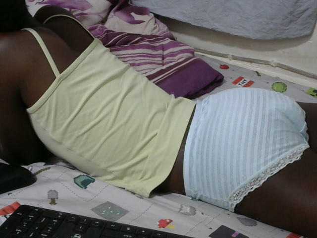PrettyOne1 live cam on BongaCams