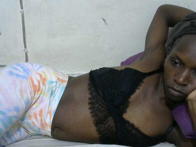 PrettyOne1 live cam on BongaCams