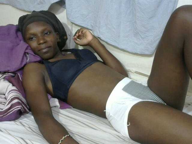 PrettyOne1 live cam on BongaCams