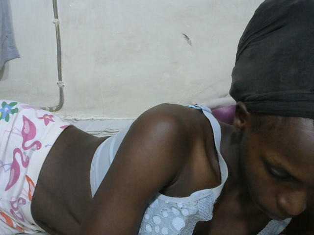 PrettyOne1 live cam on BongaCams