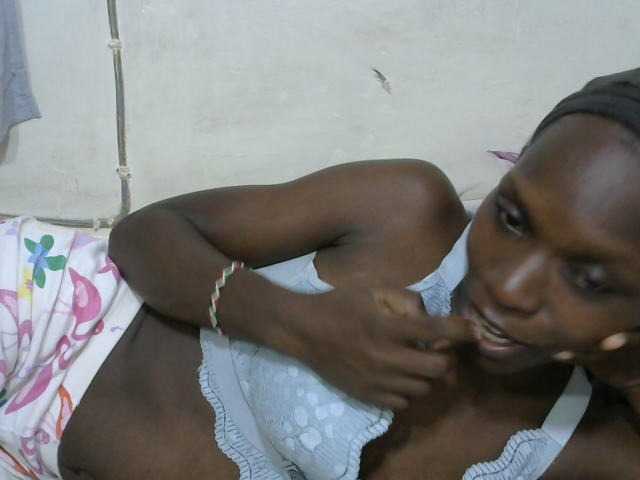 PrettyOne1 live cam on BongaCams