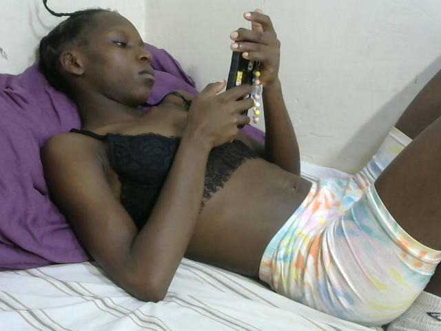 PrettyOne1 live cam on BongaCams