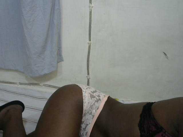 PrettyOne1 live cam on BongaCams