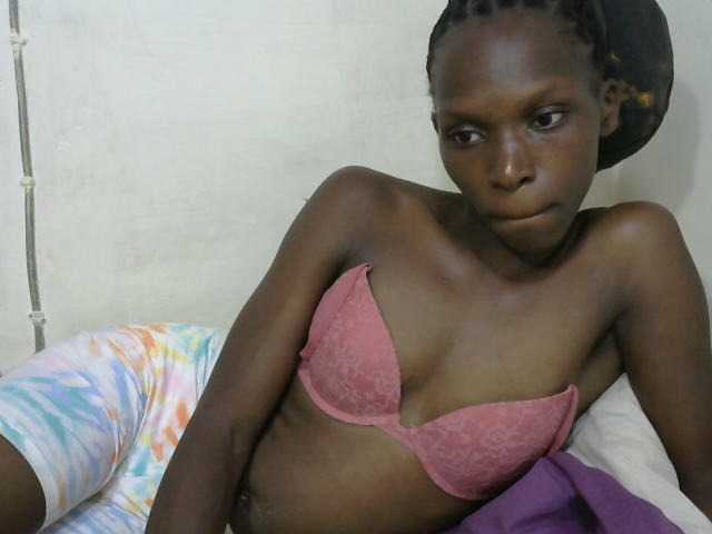 le modèle PrettyOne1 est en webcam porno dans un show sur le site bongacams, il possède les tags suivants: Ebony,Brunette,Hairy