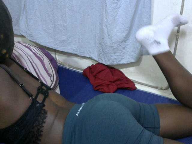 PrettyOne1 live cam on BongaCams