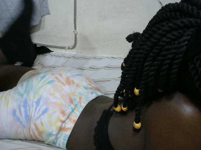 PrettyOne1 live cam on BongaCams