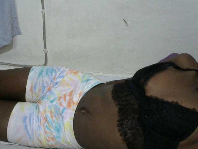 PrettyOne1 live cam on BongaCams