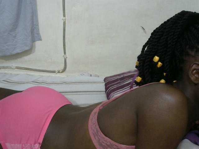 PrettyOne1 live cam on BongaCams