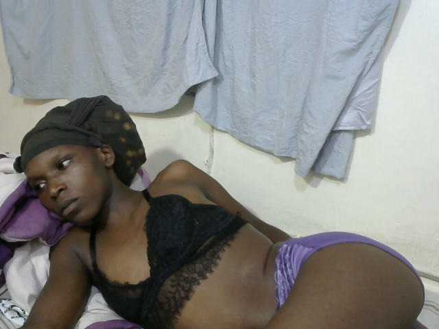 PrettyOne1 live cam on BongaCams