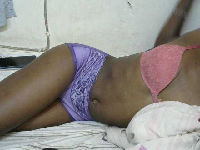 PrettyOne1 live cam on BongaCams