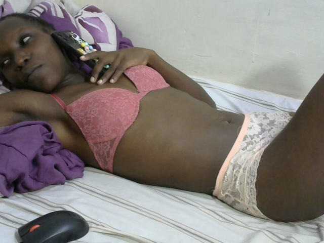 PrettyOne1 live cam on BongaCams