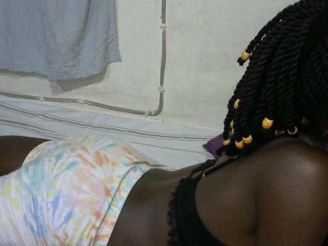 PrettyOne1 live cam on BongaCams