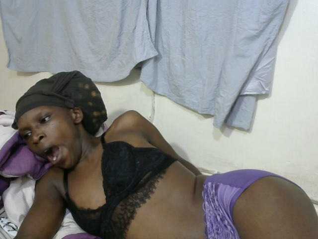 PrettyOne1 live cam on BongaCams