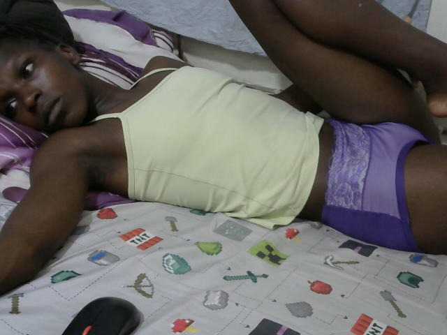 PrettyOne1 live cam on BongaCams