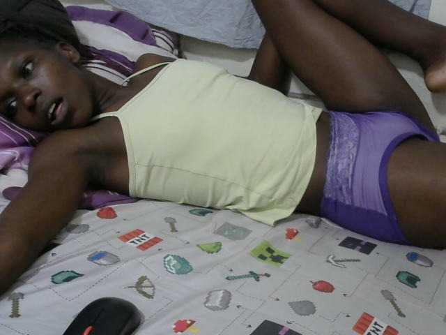 PrettyOne1 live cam on BongaCams