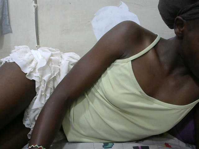 PrettyOne1 live cam on BongaCams