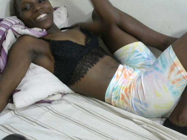PrettyOne1 live cam on BongaCams