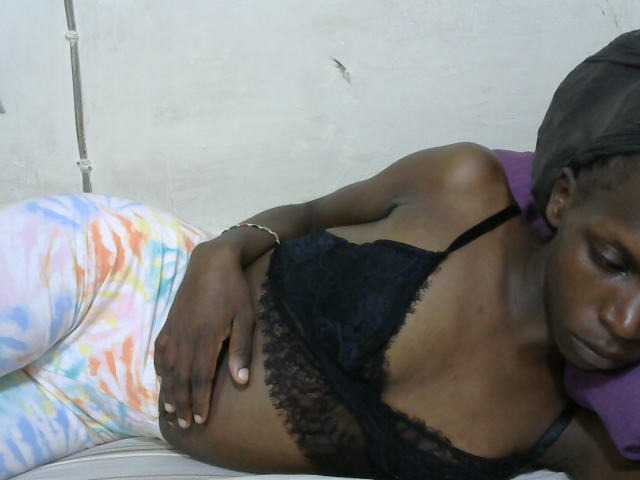 PrettyOne1 live cam on BongaCams