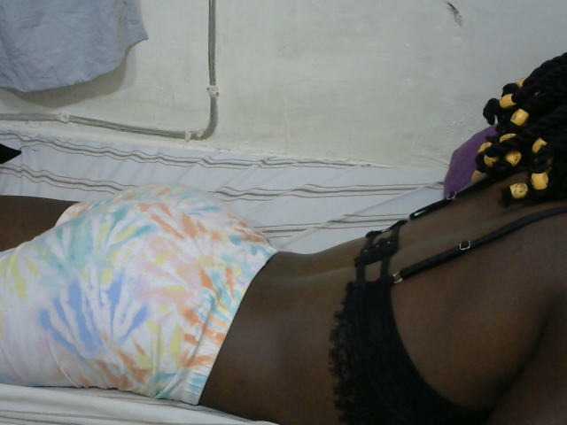 PrettyOne1 live cam on BongaCams
