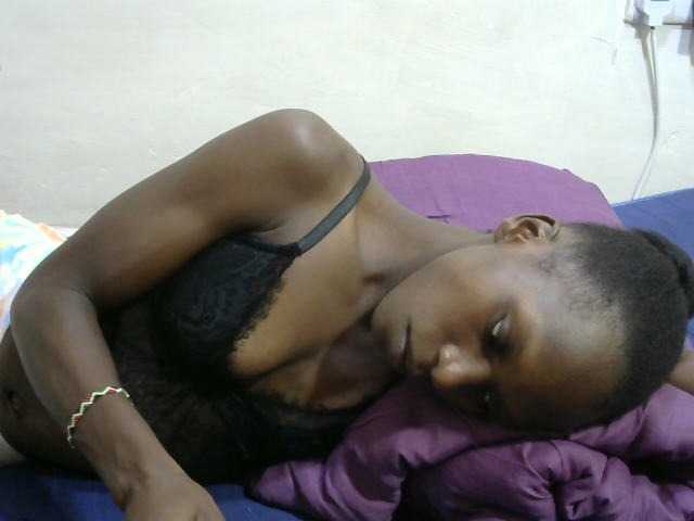 PrettyOne1 live cam on BongaCams