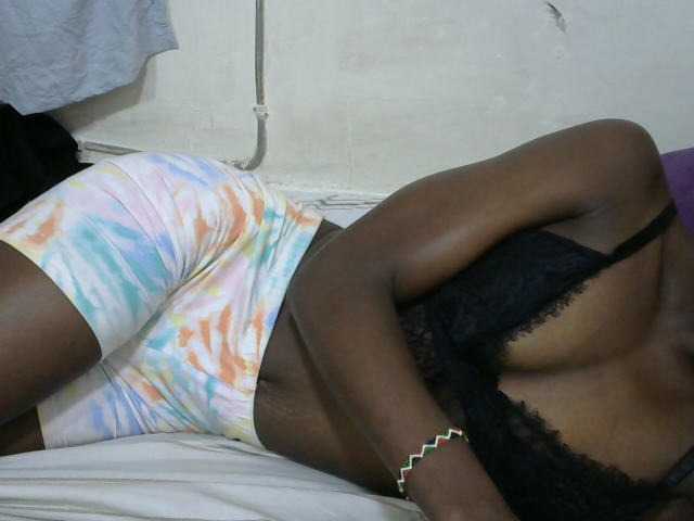 PrettyOne1 live cam on BongaCams
