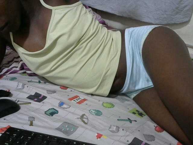 le modèle PrettyOne1 est en webcam porno dans un show sur le site bongacams, il possède les tags suivants: Ebony,Brunette,Hairy