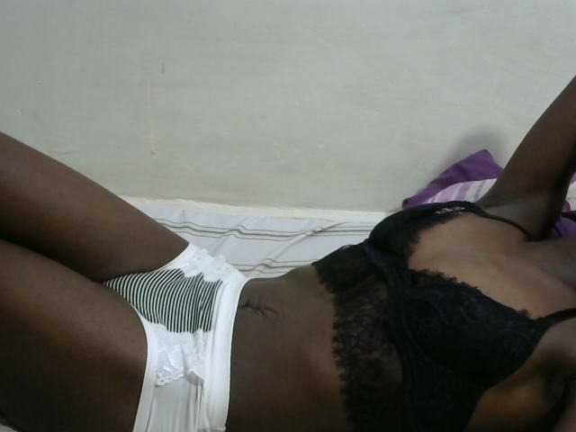 PrettyOne1 live cam on BongaCams