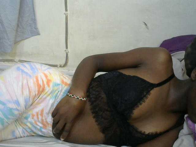 PrettyOne1 live cam on BongaCams