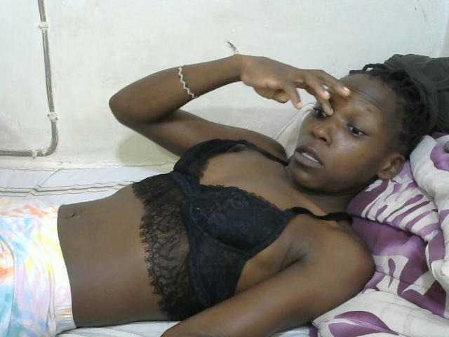 PrettyOne1 live cam on BongaCams