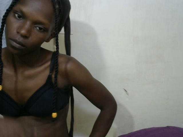 PrettyOne1 live cam on BongaCams
