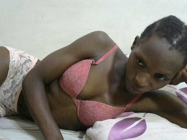 PrettyOne1 live cam on BongaCams