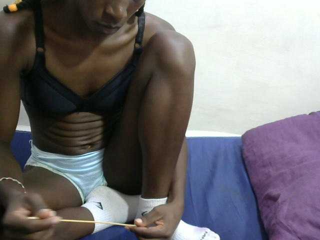 PrettyOne1 live cam on BongaCams