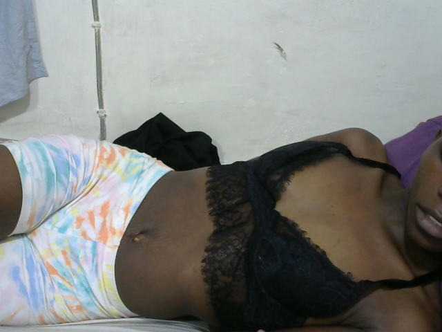 PrettyOne1 live cam on BongaCams