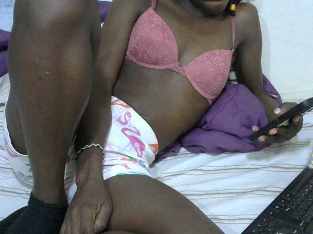 PrettyOne1 live cam on BongaCams