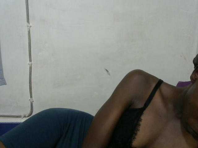 PrettyOne1 Live Cam su BongaCams